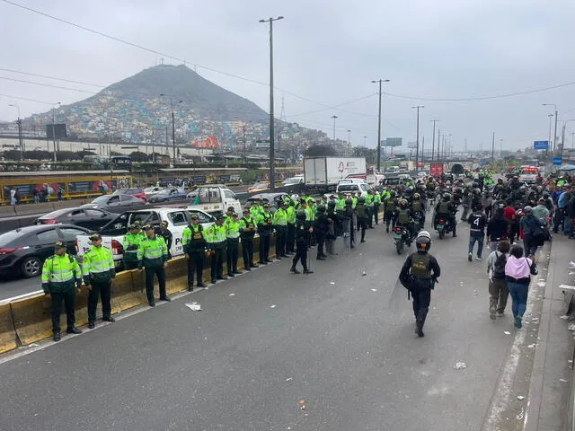 Efectivos policiales resguardan las calles a causa del paro de transportistas. Foto: LR   