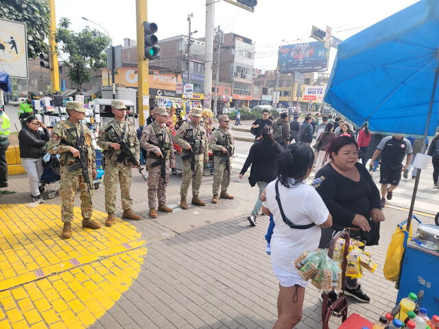  Militares en la estación Naranjal del Metropolitano. Foto: Mirian Torres-LR   