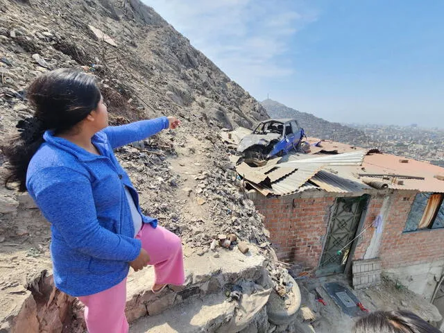 Vehículo sobre el techo de calamina de una vivienda. Foto: Mirian Torres/La República    