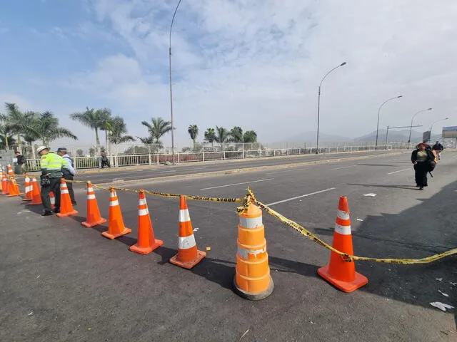  Puente fue impactado por chofer irresponsable. Foto: Rosario Rojas/La República   