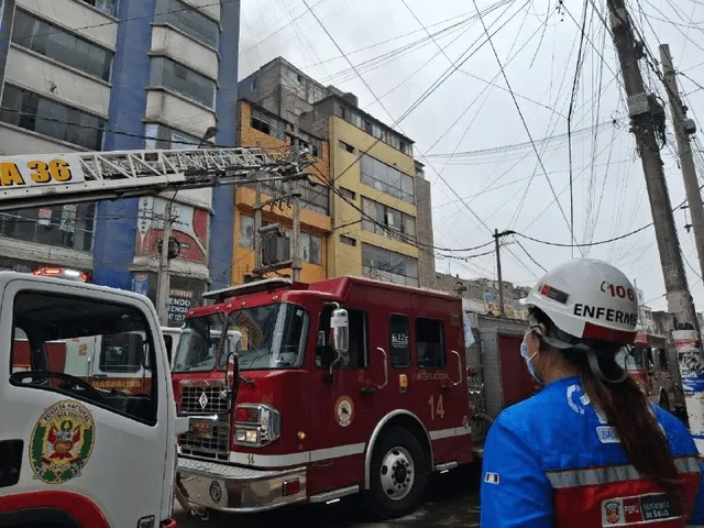 Ambulancias ya están dentro del emporio comercial de Gamarra. Foto: Minsa   