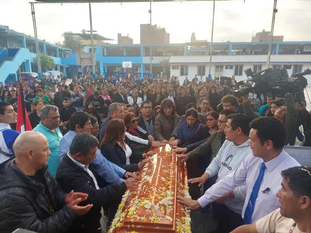 Compañeros de docente asesinado en Ate le dan el último adiós. Foto: Cristina Gálvez/La República    