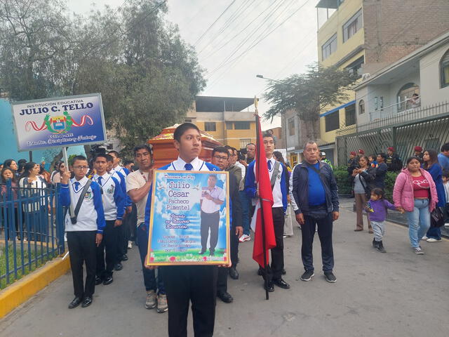 Velan a docente en colegio Julio César Tello de Ate. Foto: Cristina Gálvez/La República    