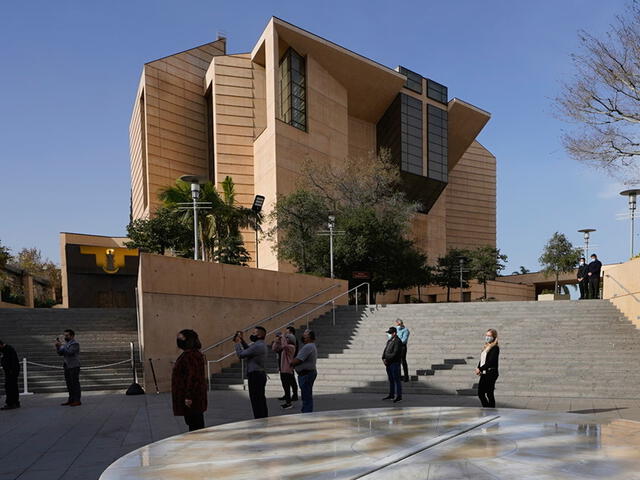 Resuelve las querellas legales de las víctimas y destaca la creciente presión sobre la Iglesia Católica. Foto: Independent.   