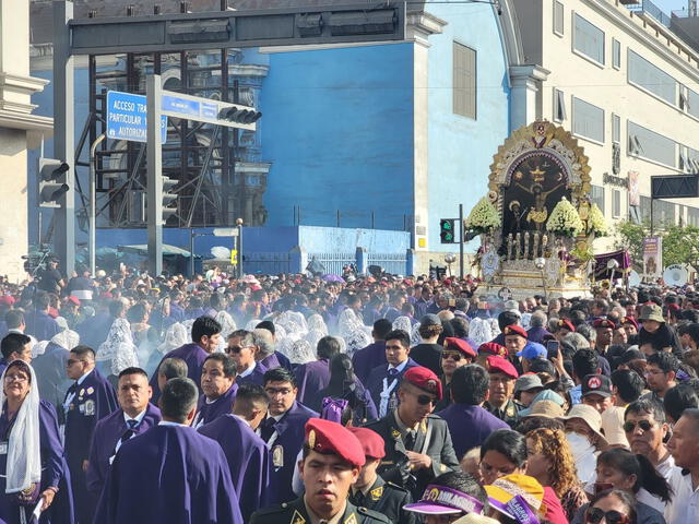 Miles de personas de todas partes del Perú se dieron cita para acompañar al Señor de los Milagros. Foto: Dayana Huerta - LR   