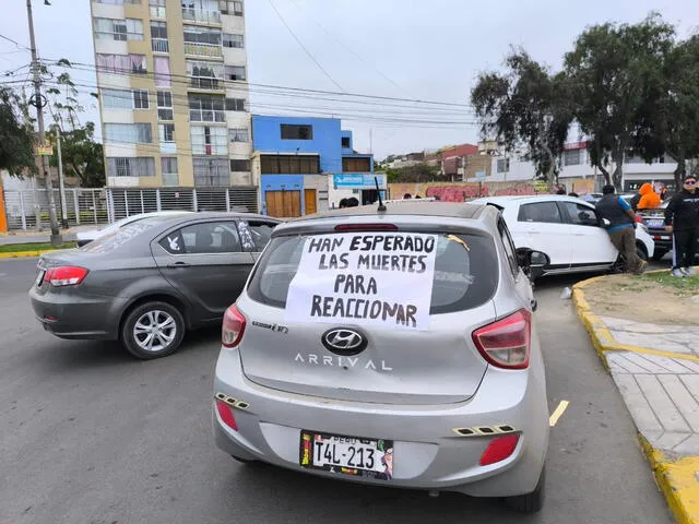 Cientos de autos pararon sus actividades este martes 22 de octubre. Foto: Yolanda Goicochea - LR   