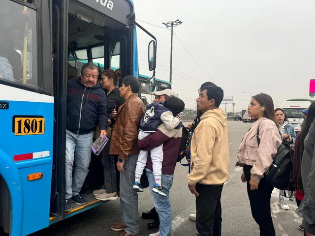 Paro de transportistas afectó a cientos de ciudadanas el 10 de octubre. Foto: Marcia Chahua/La República   