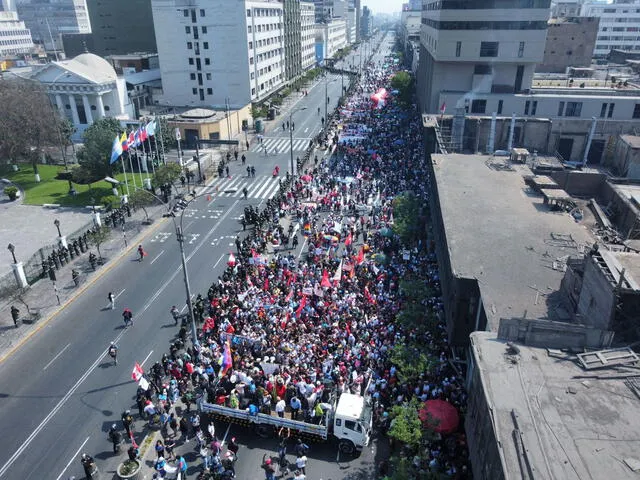 Dirigentes de los transportistas llegaron en un carro alegórico a los exteriores del Congreso de la República. Foto: John Reyes/La República   