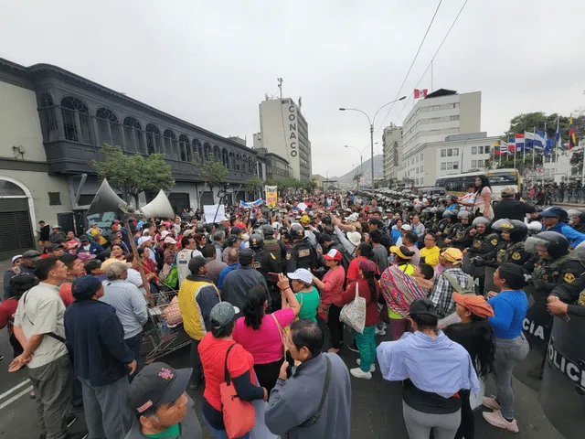 Cerca de 20 mil personas llegaron a la avenida Abancay para protestar. Foto: Mirian Torres - LR   