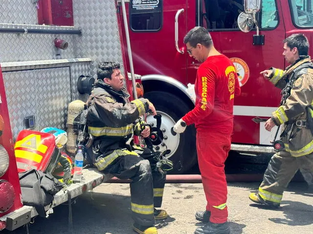 Este fue uno de los bomberos heridos durante incendio en La Victoria. Foto: Marcia Chahua - La República    