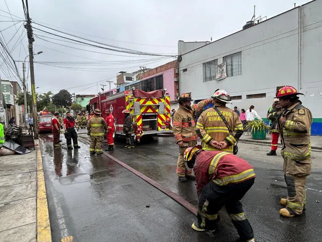 Bomberos atendieron la emergencia desde tempranas horas de la mañana. Foto: Dayana Huerta/La República    