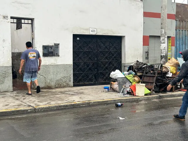 Residentes del inmueble intentaron salvar sus pertenencias. Foto: Dayana Huerta/La República   