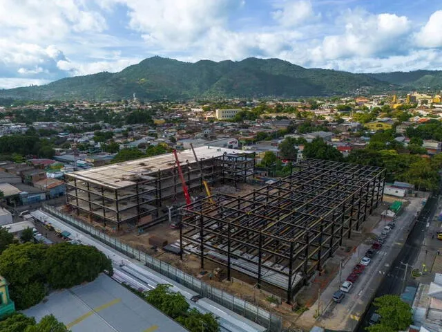 El mercado San Miguelito se encuentra en construcción y promete renovar el comercio en El Salvador. Foto: X