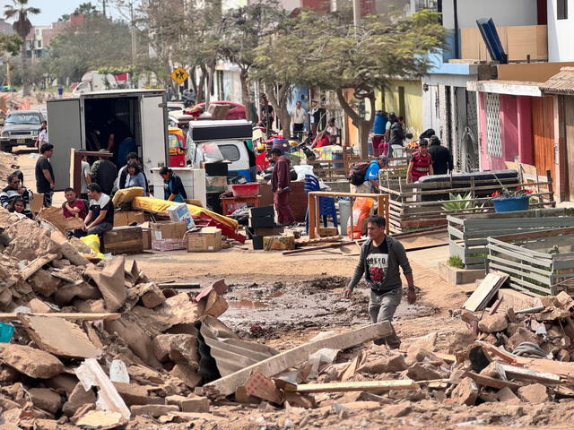 Vecinos de Surco rescatan sus pertenencias tras demolición. Foto: Marcia Chahua/La República    