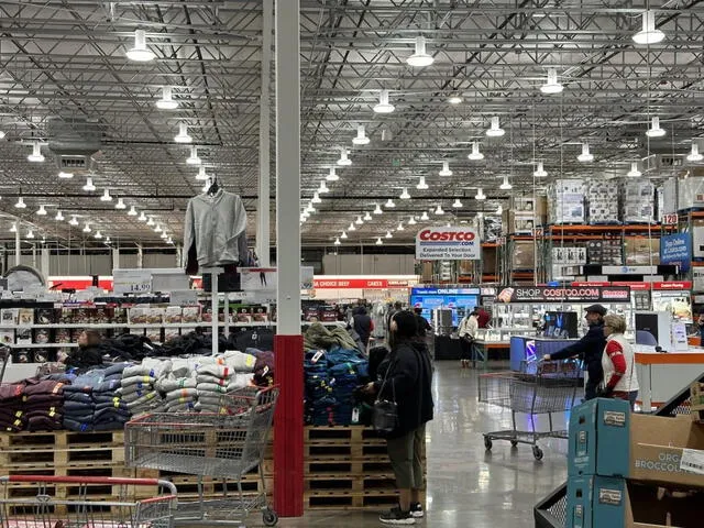  Costco es conocido por su ambiente de compra a granel, lo que lo convierte en una excelente opción para familias numerosas o personas que organizan fiestas. Foto: Gandia   