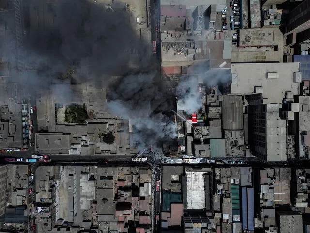 Vista cenital de los trabajos para mitigar el incendio en Lima Foto: Miguel Vásquez/La República  