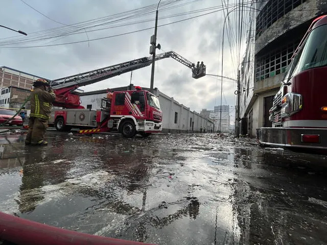 Bomberos continúan atendiendo emergencia en el centro de Lima. Foto: Dayana Huerta/La República   