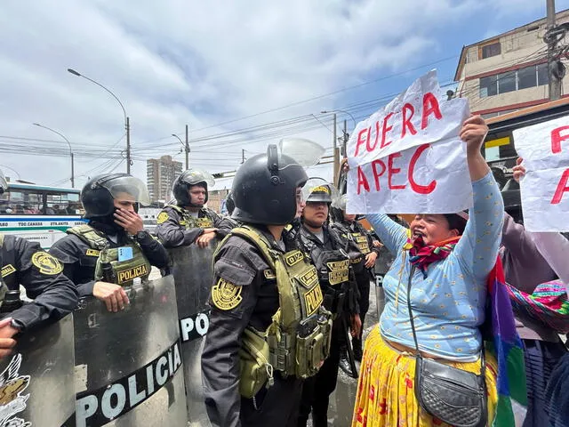 Manifestantes continuaron con sus reclamos frente a un amplio contingente policial. Foto: Dayana Huerta/La República   