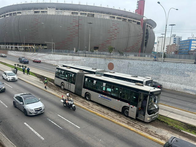 Así terminó un bus del Metropolitano al intentar evitar a los autos que invadieron el carril exclusivo del corredor. Foto: Marcia Chahua - La República   