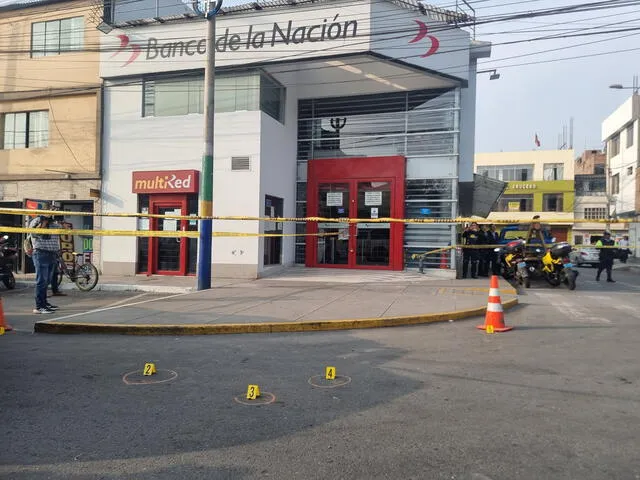 Un intento de asalto en el Banco de la Nación en San Martín de Porres culminó en un enfrentamiento armado entre asaltantes y policías. Foto: Cristina Gálvez/LR   