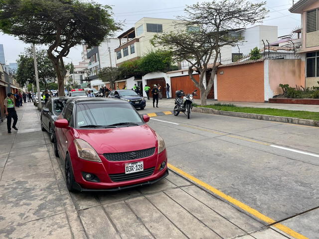 La captura de estos tres delincuentes se llevó a cabo en la calle Rubens. Foto: Marcia Chahua - La República   