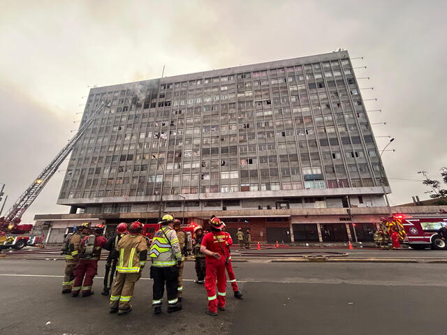 Dos personas han sido evacuadas, una con quemaduras y otra por inhalación de humo. Foto: Dayana Huerta/LR   