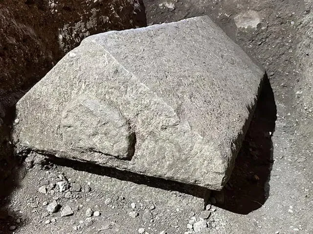  La tapa del sarcófago donde se encuentran los restos del obispo Nicolás de Myra. Foto: Zehra Tekeci   