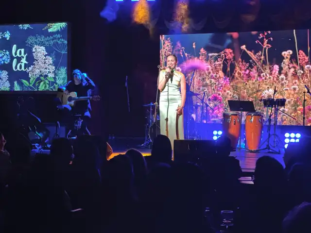 La Lá en el Flamingo Theater Bar en su última presentación del 2024 en Miami. | Foto: Aymée Cruzalegui / La Mancha Collective La Lá en el Flamingo Theater Bar en su última presentación del 2024 en Miami. | Foto: Aymée Cruzalegui / La Mancha Collective