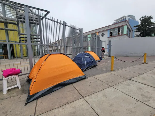 Algunos padres vienen acampando desde el sábado 14 de diciembre. Foto: Kevinn García/La República    