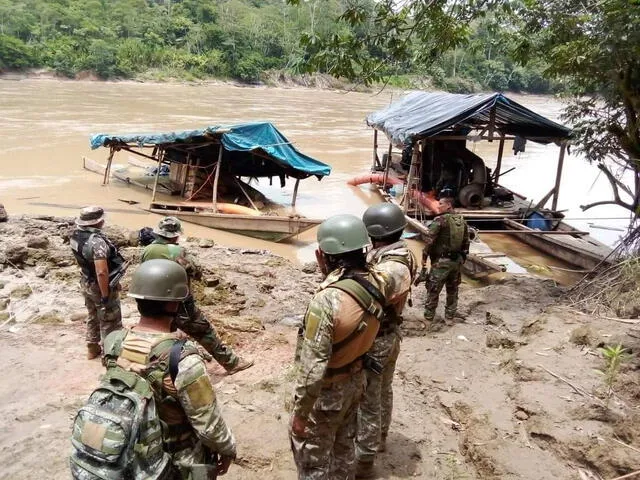  Mineros ilegales cruzan la frontera del Cenepa para extraer oro del Perú. Foto: Prensa Minera.<br><br>    