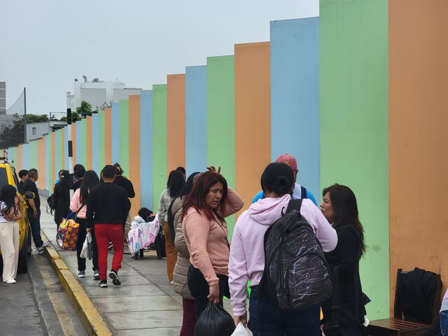 Padres hacen colas en colegios estatales tentar matrículas en 2025. Foto: La República   