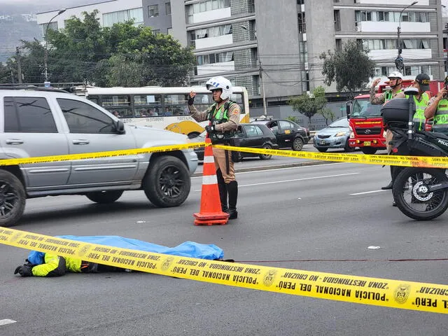 Policía agiliza el tránsito tras cierre de dos carriles. Foto: Kevinn García/La República    