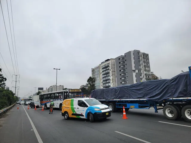 Se reporta un intenso tráfico vehicular en la Panamericana Sur tras el fatal accidente. Foto: Kevinn García/La República     