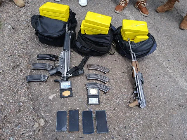 Suboficiales que transportaban paquetes de droga también tenían fusiles de alto calibre. Foto: difusión   