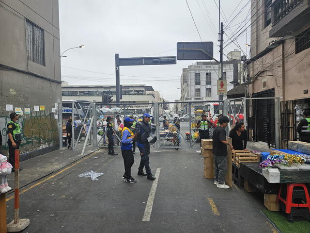  Comerciantes y transeúntes expresaron su malestar por las rejas en Mesa Redonda. Foto: Mirian Torres   