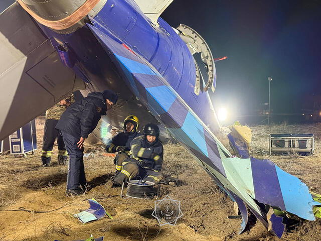 Un misil ruso tierra-aire ocasionó el trágico accidente de un avión de Azerbaijan Airlines en Kazajistán, dejando un saldo de 38 muertos entre sus 67 ocupantes. Foto: AFP   