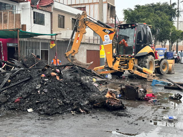 Escombros quedaron en plena vía pública. Foto: La República    