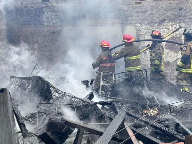  El Cuerpo General de Bomberos Voluntarios del Perú apagan las llamas