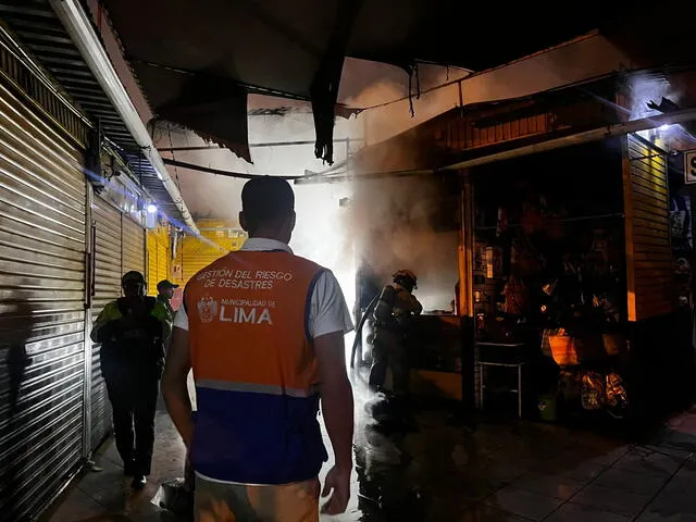 Incendio comprometió tres locales en la avenida Abancay con el Jr. Amazonas