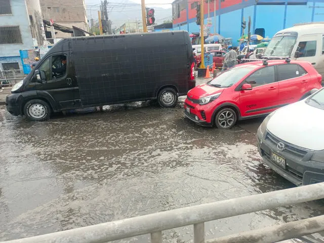 varias calles de diferentes distritos de Lima amanecieron inundadas por las lluvias intensas que se registraron