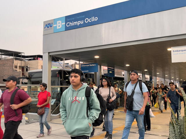 Usuarios desembarcan en el terminal Chimpu Ocllo del Metropolitano a las 6 de la tarde. Foto: Grecia Infante/La República   