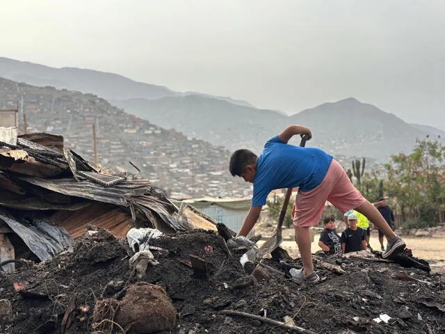 Vecinos ayudaron a sofocar incendio en Huaycán. Foto: Kevinn García/Grecia Infante/La República   