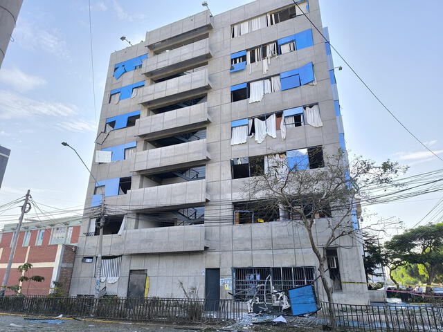  Detonación en Trujillo dejó negocios y casa de retiro con serios daños. Foto: Yolanda Goycochea/La República   