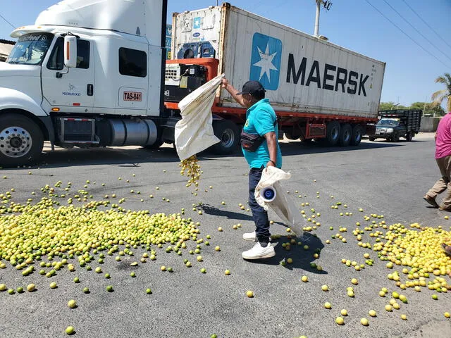 Agricultores arrojan a la pista varios kilos de limón. Foto: Almendra Ruesta/La República   