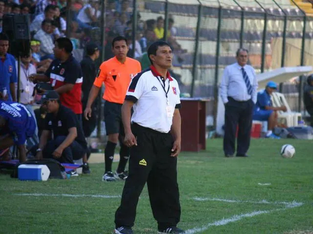 <em>Mifflin Bermúdez dando indicaciones durante un partido de Alianza Universidad en la Segunda División 2014. Foto: Difusión</em> <em>Mifflin Bermúdez dando indicaciones durante un partido de Alianza Universidad en la Segunda División 2014. Foto: Difusión</em>