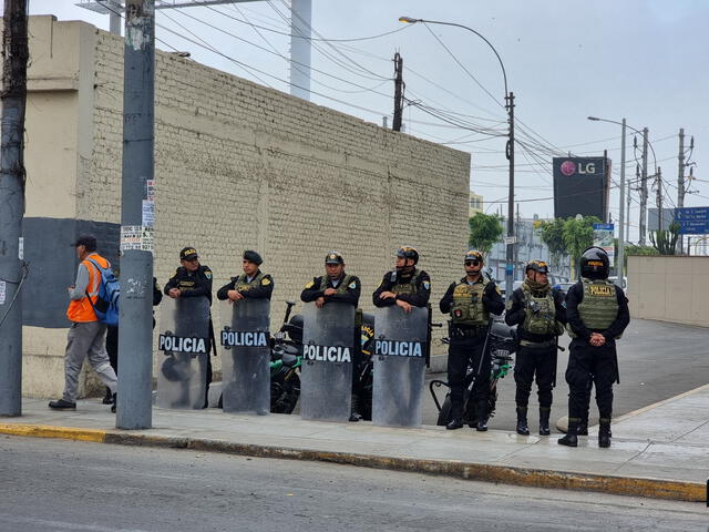 Presencia de la Policía Nacional en la avenida Argentina con Faucett durante el paro nacional de transportistas. 