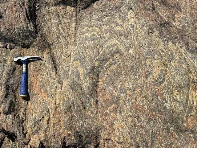 La formación de montañas provoca que las rocas de la corteza profunda se deformen, se plieguen y se fundan parcialmente. Foto: Jacqueline Halpin La formación de montañas provoca que las rocas de la corteza profunda se deformen, se plieguen y se fundan parcialmente. Foto: Jacqueline Halpin
