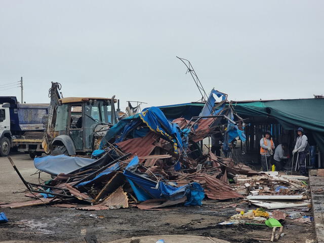  En Chorrillos, 19 puestos de comida y un espacio usado como parqueo han sido desalojados. Foto: Silvana Quiñonez / La República   