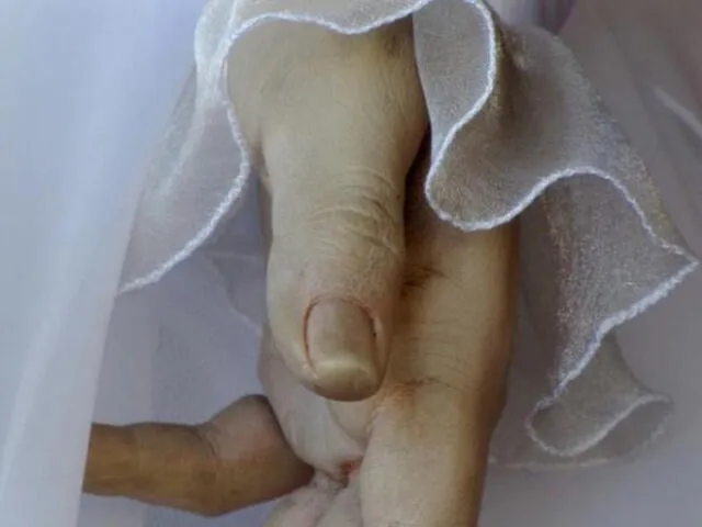  El detalle realista de sus manos. |Clarín   