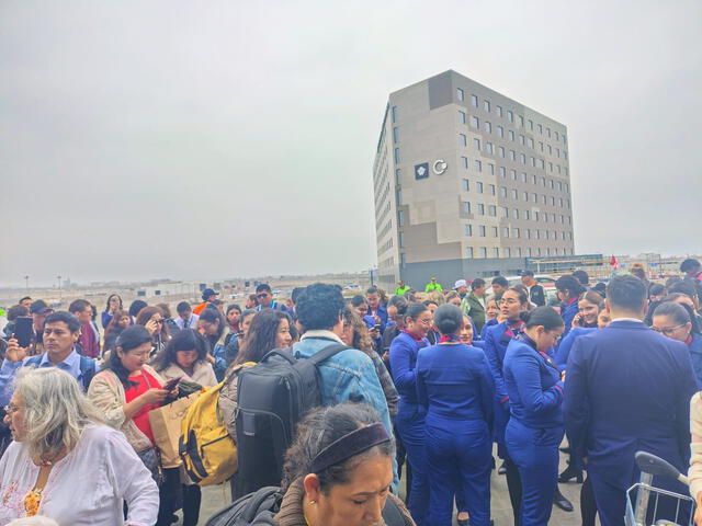 Trabajadores y pasajeros del Jorge Chávez. Foto: difusión Trabajadores y pasajeros del Jorge Chávez. Foto: difusión